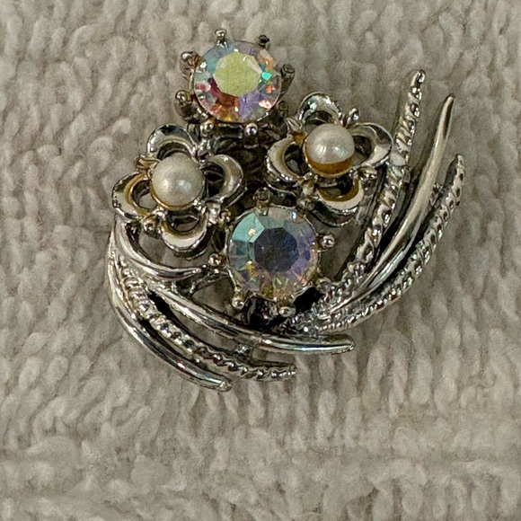 Vintage Aurora Borealis Rhinestone & Faux Pearl Clip-On Earrings - Picture 7 of 9